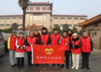 开封市义工协会携手爱心人士为乡村学校的同学们送去新年礼物